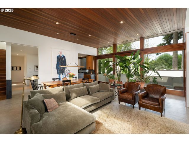 3961 Se BERKELEY Way, Portland, OR 97202