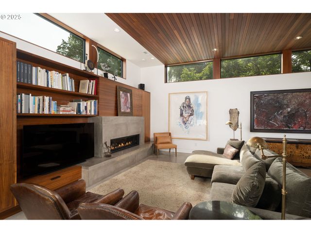 3961 Se BERKELEY Way, Portland, OR 97202