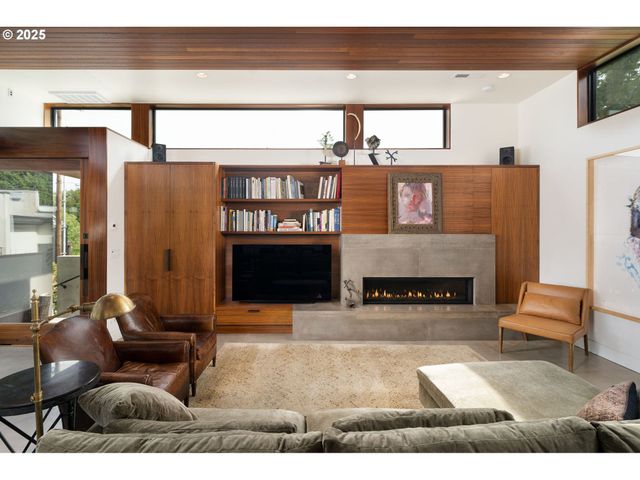 3961 Se BERKELEY Way, Portland, OR 97202