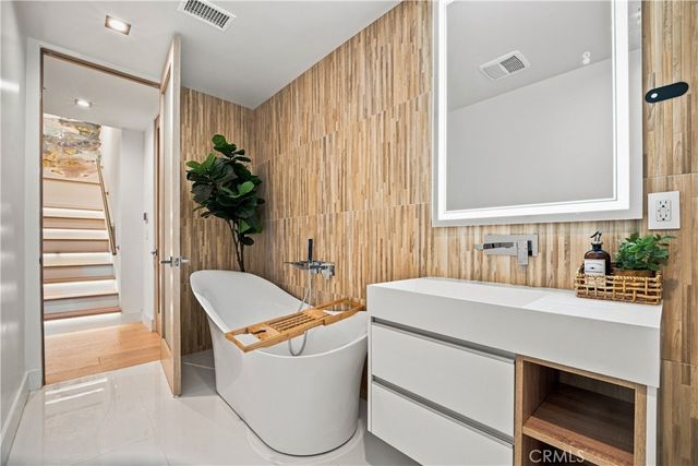 5170 Medina Road, Woodland Hills, CA 91364