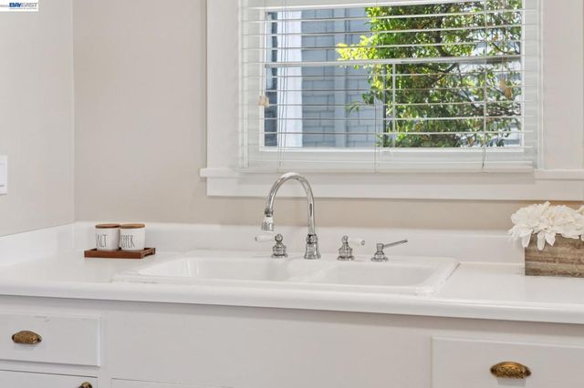 1915 Alameda Ave, Alameda, CA 94501