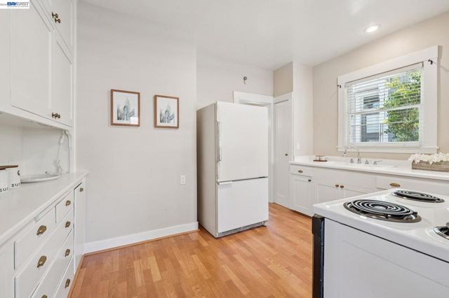 1915 Alameda Ave, Alameda, CA 94501
