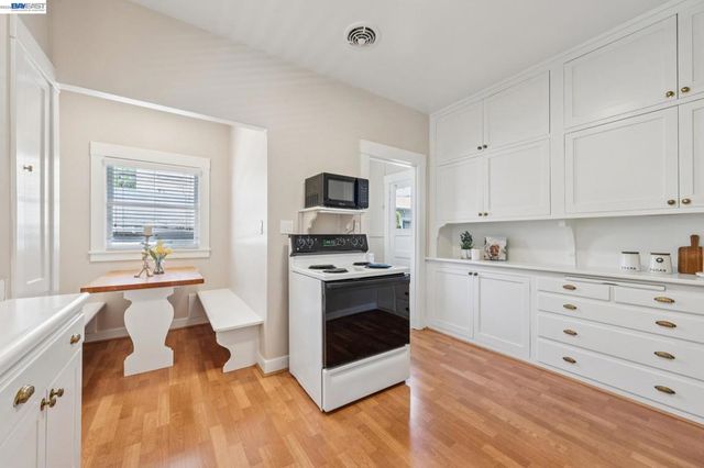1915 Alameda Ave, Alameda, CA 94501