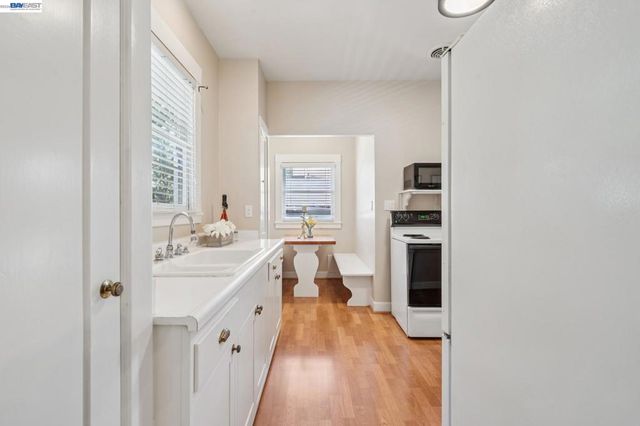 1915 Alameda Ave, Alameda, CA 94501