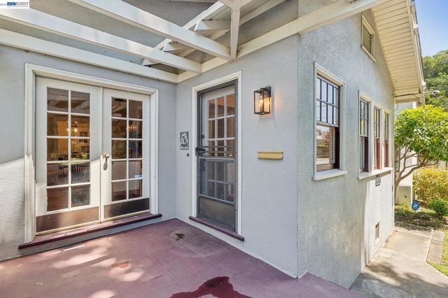 1915 Alameda Ave, Alameda, CA 94501