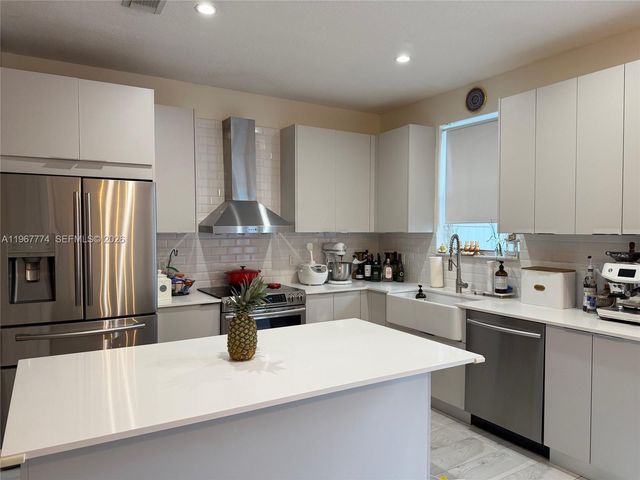 11536 NW 43rd Ter, Doral, FL 33178