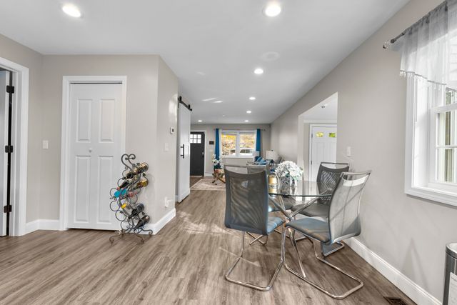 567 Roosevelt Drive, Oxford, CT 06478