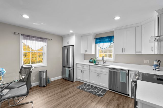 567 Roosevelt Drive, Oxford, CT 06478