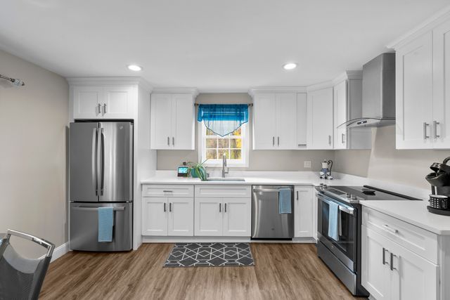 567 Roosevelt Drive, Oxford, CT 06478