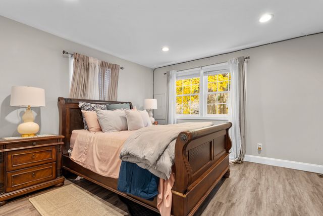 567 Roosevelt Drive, Oxford, CT 06478