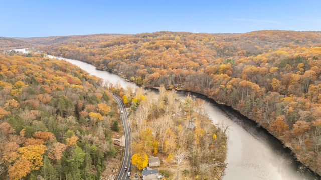 567 Roosevelt Drive, Oxford, CT 06478