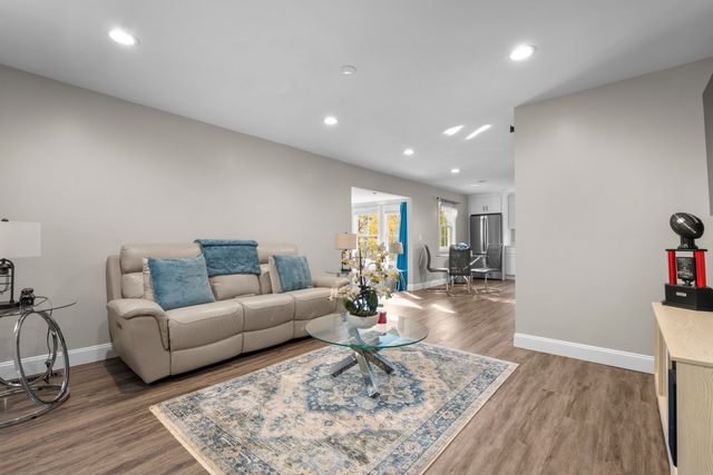567 Roosevelt Drive, Oxford, CT 06478