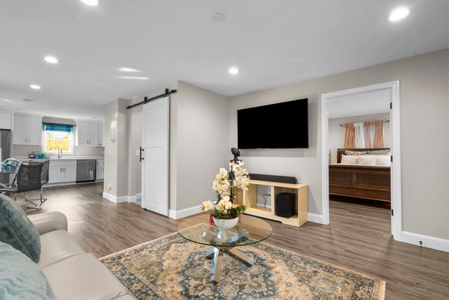 567 Roosevelt Drive, Oxford, CT 06478