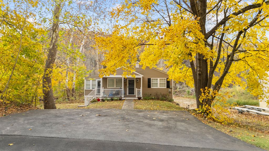 567 Roosevelt Drive, Oxford, CT 06478