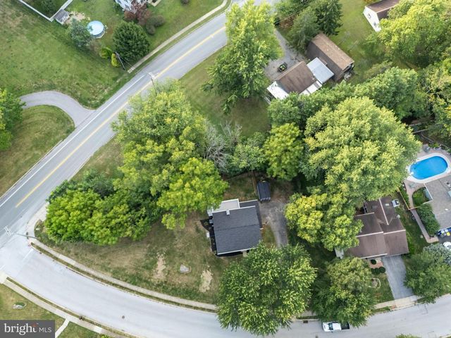 4119 GREYWOOD DR, York, PA 17402