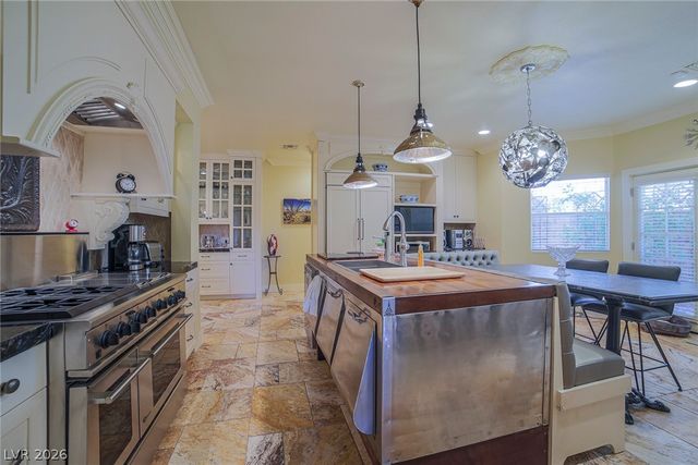 2863 Queens Courtyard Drive, Las Vegas, NV 89109