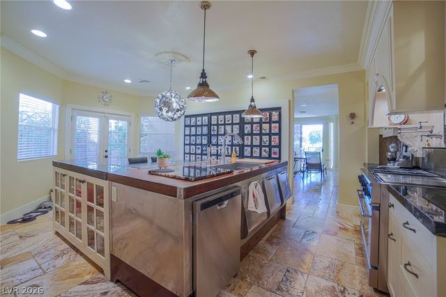 2863 Queens Courtyard Drive, Las Vegas, NV 89109