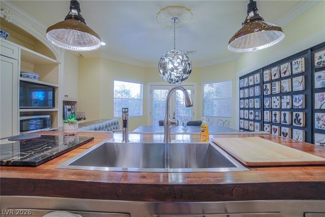 2863 Queens Courtyard Drive, Las Vegas, NV 89109