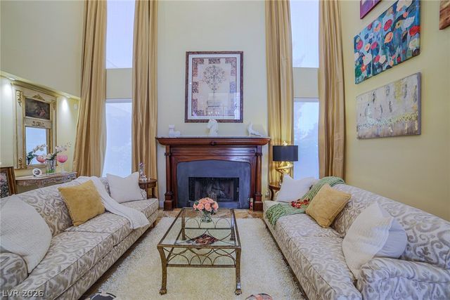 2863 Queens Courtyard Drive, Las Vegas, NV 89109
