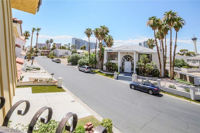 2863 Queens Courtyard Drive, Las Vegas, NV 89109