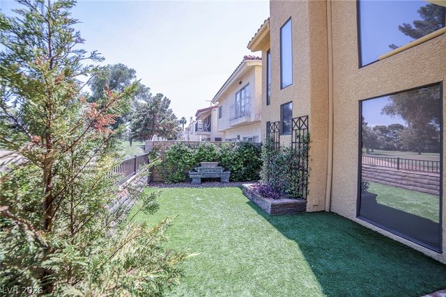 2863 Queens Courtyard Drive, Las Vegas, NV 89109