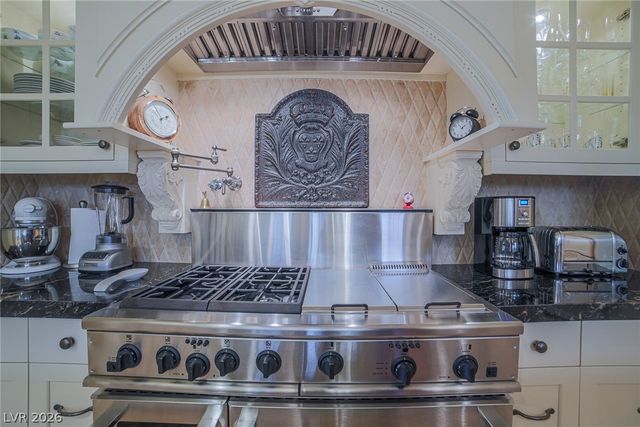 2863 Queens Courtyard Drive, Las Vegas, NV 89109