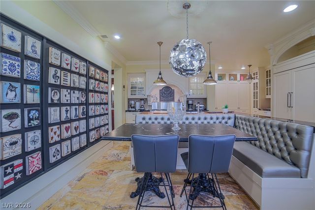 2863 Queens Courtyard Drive, Las Vegas, NV 89109