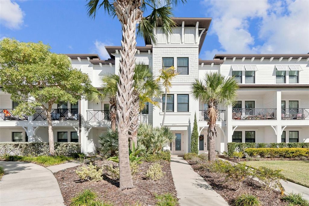 Image 3 of property listing at 4921 W PAUL AVENUE 4, Tampa, FL 33611