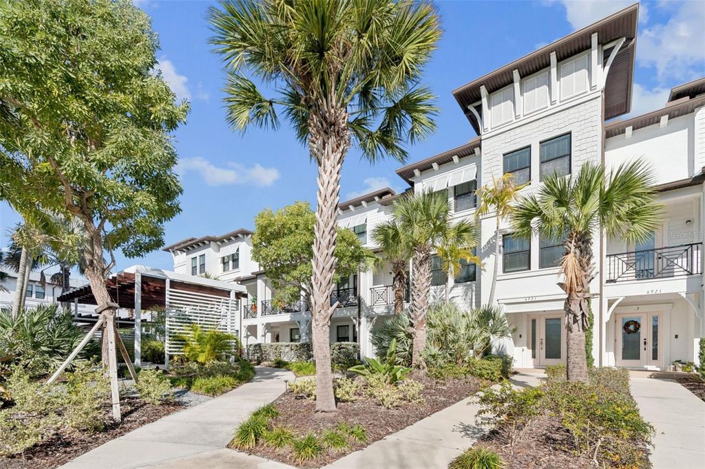 Image 4 of property listing at 4921 W PAUL AVENUE 4, Tampa, FL 33611