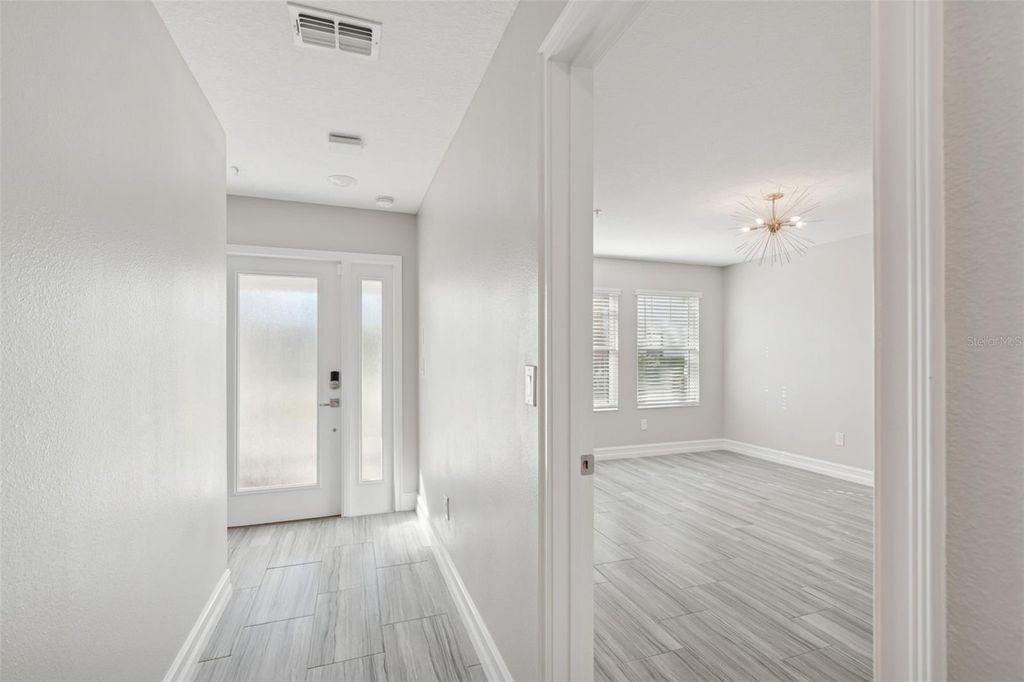 Image 7 of property listing at 4921 W PAUL AVENUE 4, Tampa, FL 33611