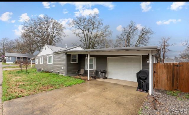 345 S Catalpa Street, Dexter, MO 63841