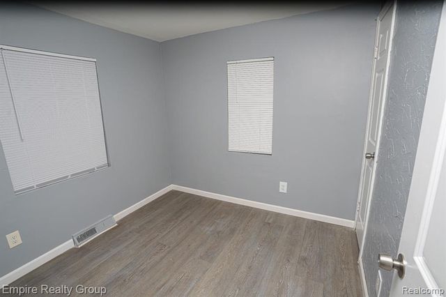 5113 Detroit, Dearborn Heights, MI 48125
