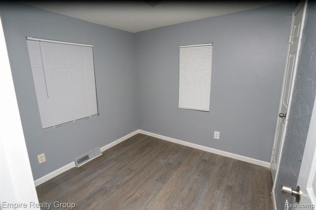 5113 Detroit, Dearborn Heights, MI 48125