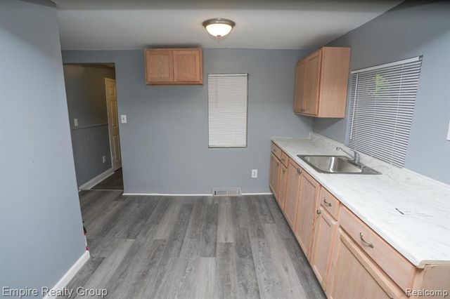 5113 Detroit, Dearborn Heights, MI 48125