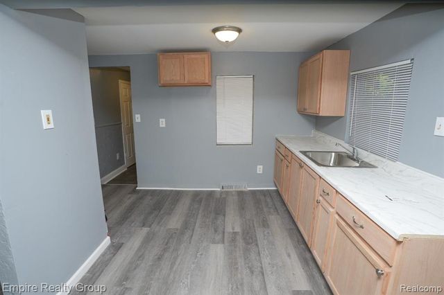 5113 Detroit, Dearborn Heights, MI 48125