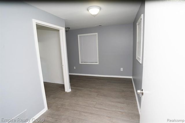 5113 Detroit, Dearborn Heights, MI 48125