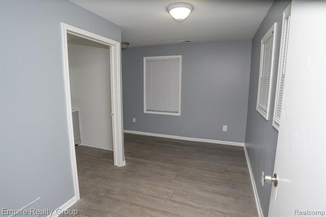 5113 Detroit, Dearborn Heights, MI 48125