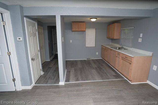 5113 Detroit, Dearborn Heights, MI 48125