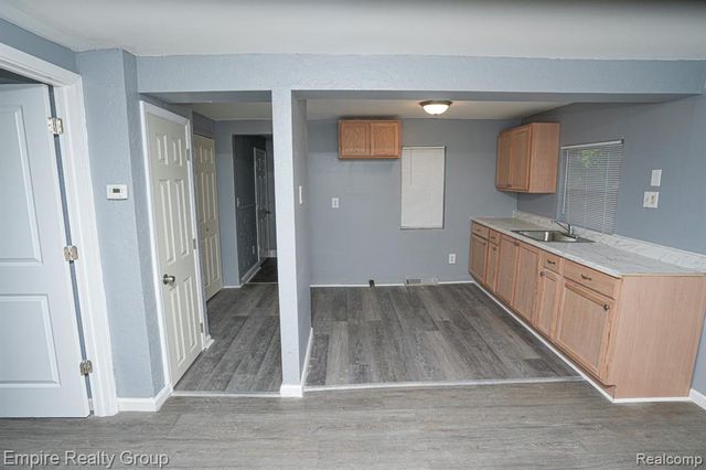 5113 Detroit, Dearborn Heights, MI 48125