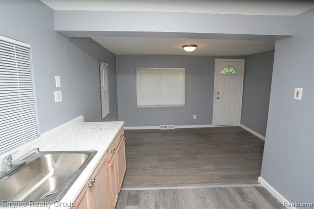 5113 Detroit, Dearborn Heights, MI 48125