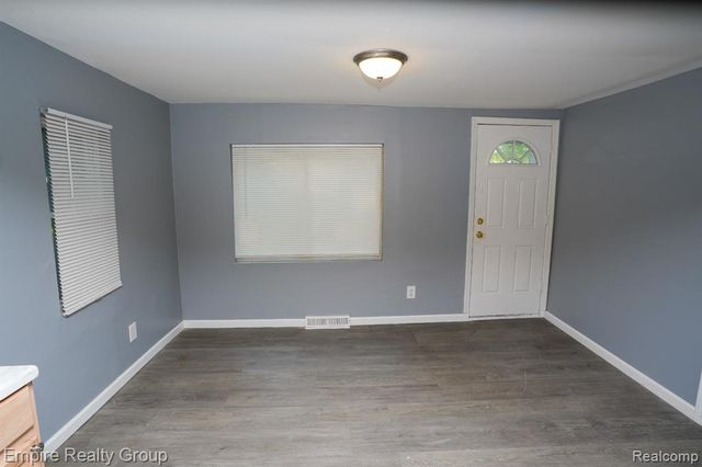 5113 Detroit, Dearborn Heights, MI 48125