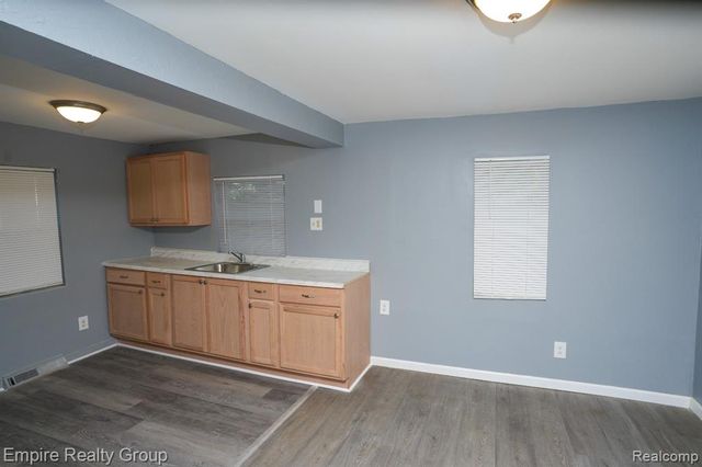 5113 Detroit, Dearborn Heights, MI 48125