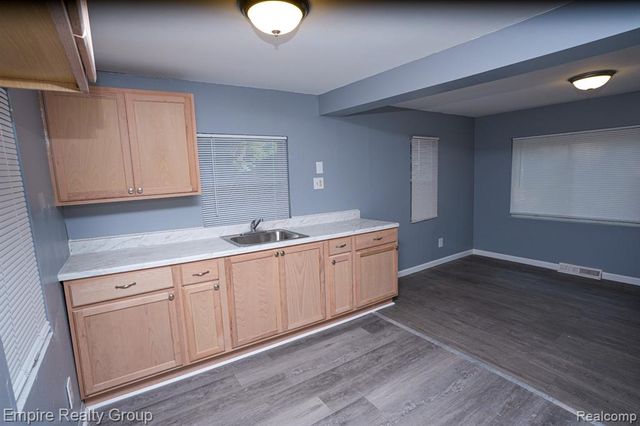 5113 Detroit, Dearborn Heights, MI 48125