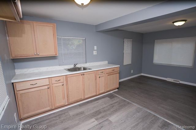 5113 Detroit, Dearborn Heights, MI 48125