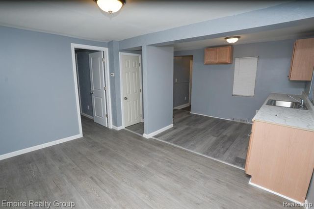 5113 Detroit, Dearborn Heights, MI 48125