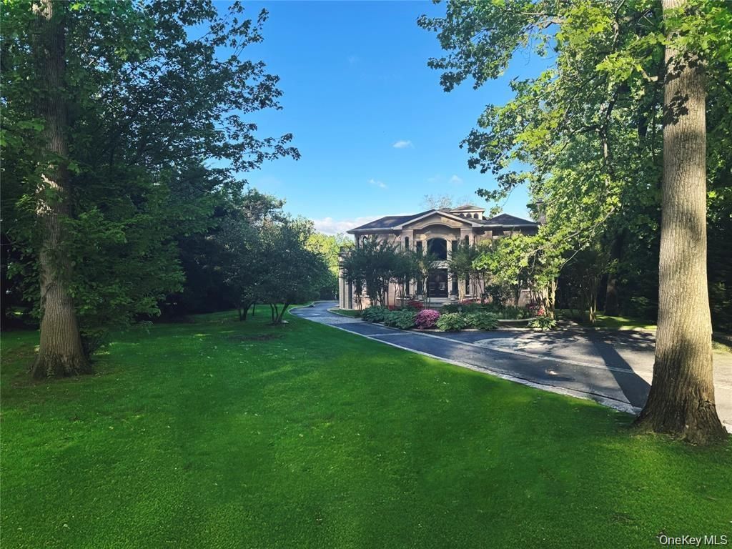 527 Manhasset Woods Road, Manhasset, NY 11030 — exterior