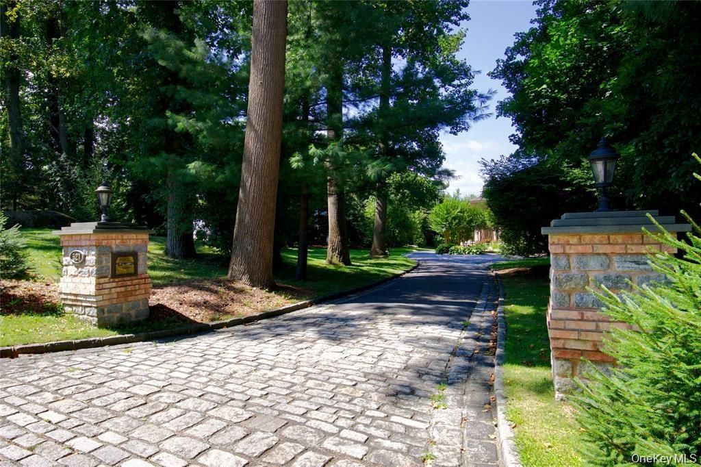 527 Manhasset Woods Road, Manhasset, NY 11030 — photo 2