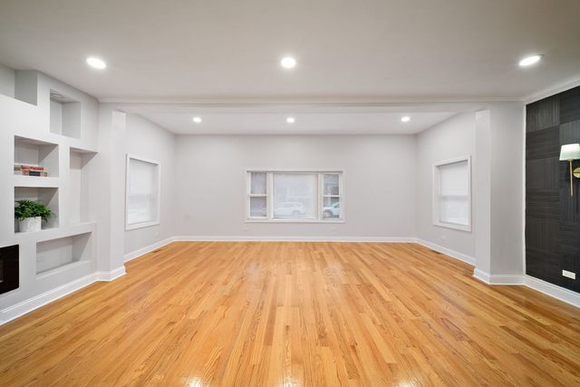 921 N Humphrey Avenue, Oak Park, IL 60302