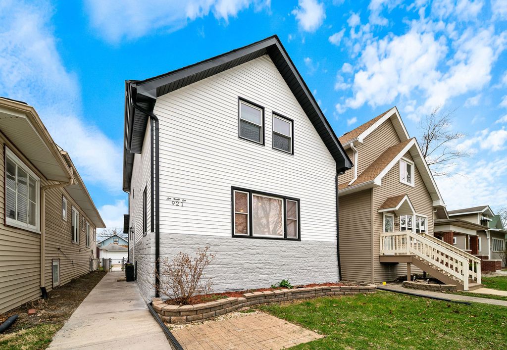 921 N Humphrey Avenue, Oak Park, IL 60302