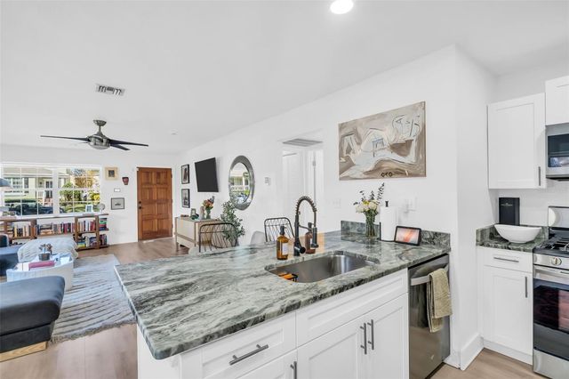 218 49TH AVENUE N, St Petersburg, FL 33703